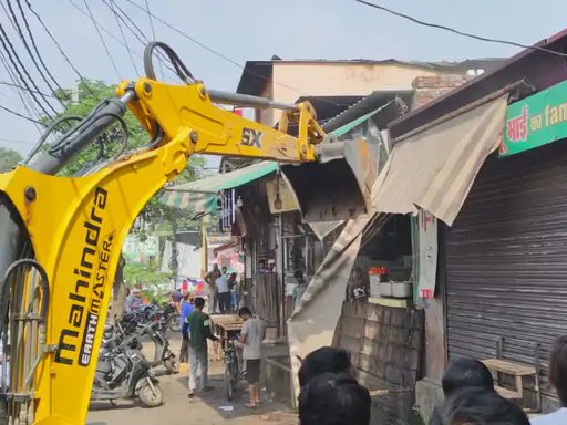 मुजफ्फरनगर में अतिक्रमण पर नगरपालिका की कार्रवाई, फूड सेफ्टी टीम ने भी की जांच