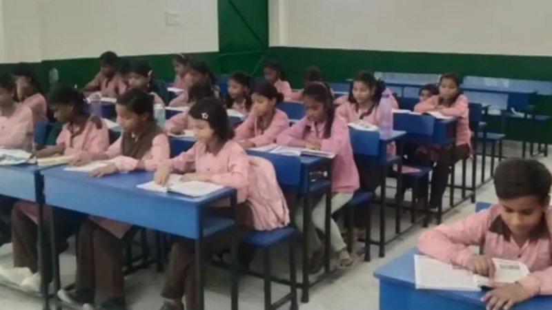 देवरिया में शिक्षक की गिरफ्तारी के बाद भी बच्चों में दहशत, 15 ने स्कूल छोड़ा