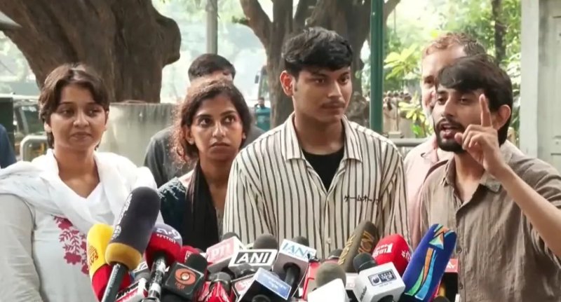 राहुल गांधी ने घायल छात्रों के साथ की प्रेस कॉन्फ्रेंस, छात्रा ने सुनाई आपबीती