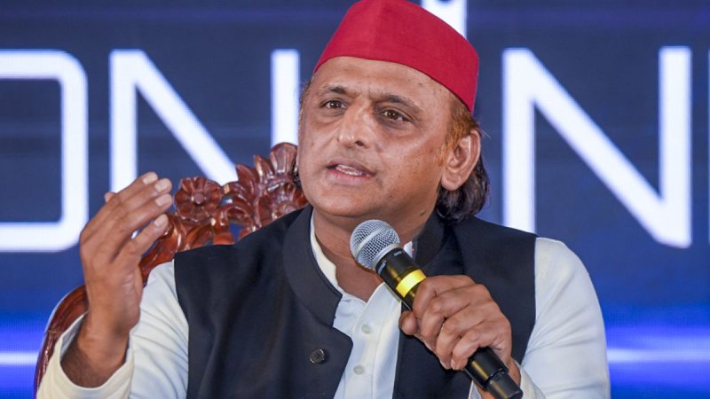 अखिलेश यादव ने भाजपा से पूछे बैंकिंग व्यवस्था पर 12 सवाल, खातों से कटौती पर उठाई आवाज