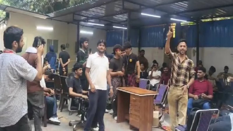 'एक चाय-दो समोसा, दिल्ली पुलिस पर पूरा भरोसा', बवाना स्टेडियम में प्रदर्शनकारियों का वीडियो वायरल