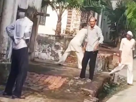 मुजफ्फरनगर: काम के पैसे मांगने पहुंचे हलवाई पिता-पुत्र को दौड़ाकर पीटा, वीडियो वायरल