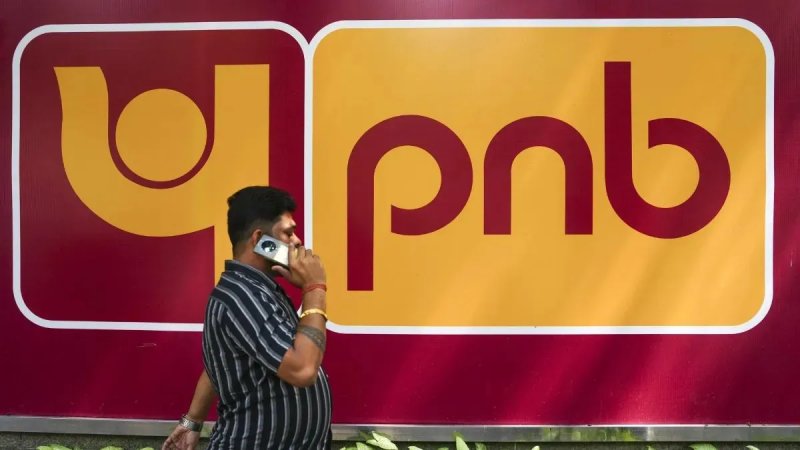 ग्रेटर नोएडा PNB घोटाला: खाते से गायब हुए लाखों रुपये, जमा पूंजी के लिए बैंक के बाहर धरना