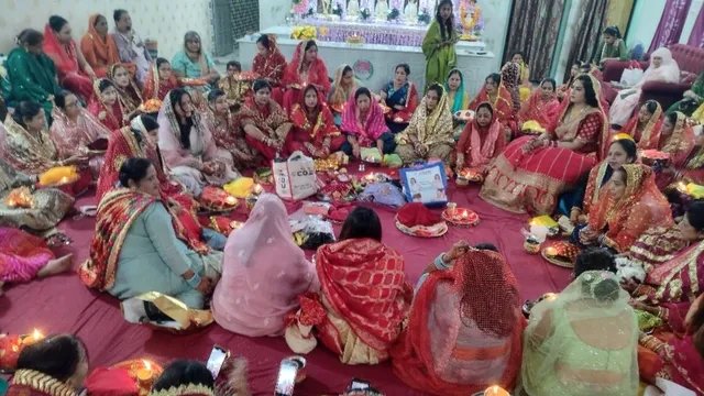 बिहार में बादलों ने रोकी चांद की राह, मोबाइल पर तस्वीर देखकर महिलाओं ने खोला व्रत