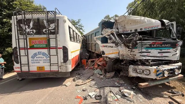 हांसी में ट्रक और निजी बस की आमने-सामने टक्कर, करीब 30 यात्री घायल