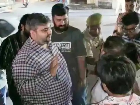 मुजफ्फरनगर में सड़क हादसे के बाद परिवार और पुलिस में बहस, वीडियो सोशल मीडिया पर वायरल