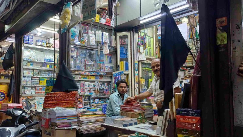 मेरठ के प्रमुख बाजारों में व्यापारियों ने लगाए काले झंडे, तीन दिन में 17 हजार का दावा