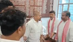गोरखपुर में सपा की प्रेस वार्ता में हंगामा, नेताओं के बीच हुई मारपीट