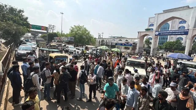 पटना में लाइब्रेरियन भर्ती परीक्षा के अभ्यर्थियों का हंगामा, मीठापुर में सड़क जाम
