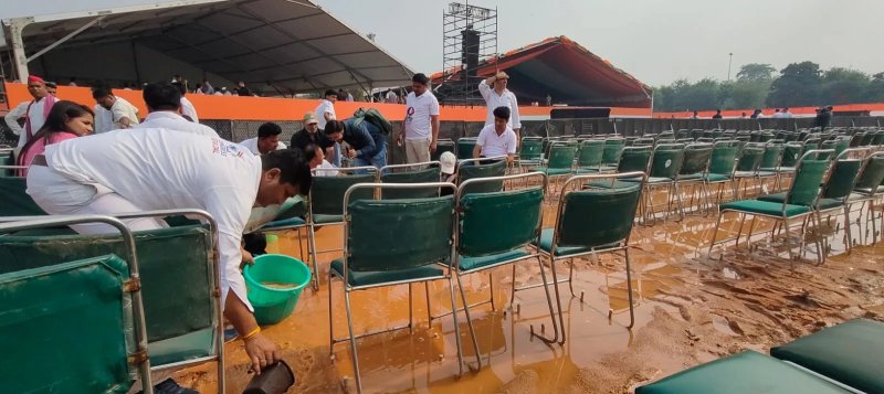कहीं पानी, कहीं कीचड़... INDIA गठबंधन की महारैली से पहले रामलीला मैदान की तस्वीरें आईं सामने