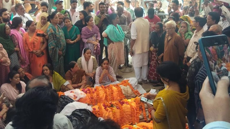 लखनऊ: पार्किंग विवाद में तीन लोगों की मौत के बाद प्रदर्शन, दो पुलिस अधिकारी निलंबित