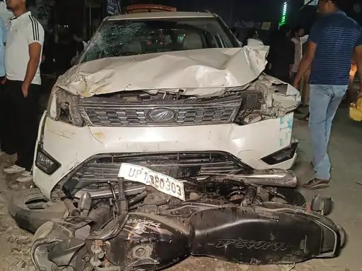 मुजफ्फरनगर: एसडी डिग्री कॉलेज के बाहर कई वाहनों से टकराई कार, कई लोगों के घायल होने की सूचना
