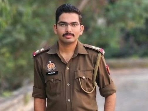 26 साल के दरोगा अरुण चाहर का आगरा में होगा अंतिम संस्कार, मुजफ्फरनगर पुलिस लाइन में दी गई श्रद्धांजलि