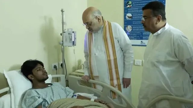 कोलकाता भगदड़: अमित शाह ने अस्पताल पहुंचकर घायलों का जाना हाल, हादसे वाली जगह का भी लिया जायजा