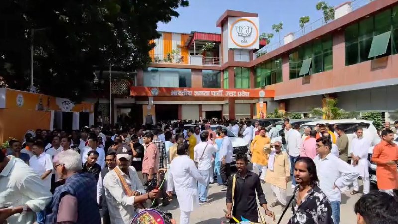 यूपी राज्यसभा चुनाव: भाजपा के आठों उम्मीदवार पहुंचे प्रदेश मुख्यालय, ढोल-नगाड़ों से हुआ स्वागत
