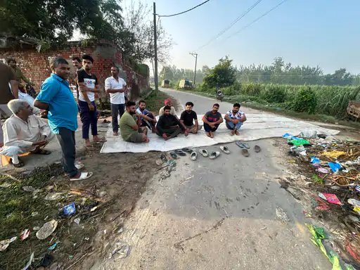 मुजफ्फरनगर में कूड़े के ढेरों के खिलाफ ग्रामीणों का प्रदर्शन, हटाने की मांग