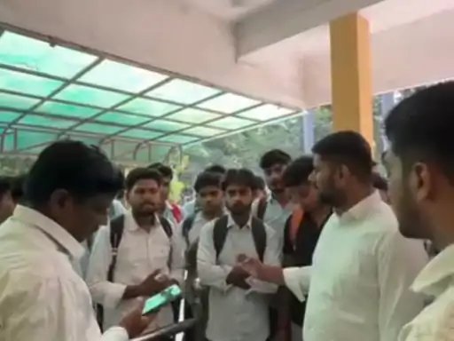 पिन्ना में समाजसेवी विशु मलिक ने सुनी छात्रों की समस्याएं, समाधान का दिया भरोसा