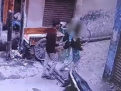 मुजफ्फरनगर: कॉलेज जा रही छात्रा का युवक ने किया पीछा, धक्का देने और थप्पड़ मारने का वीडियो वायरल