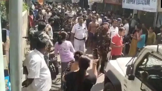कोलकाता में पुलिस की कार्रवाई, बाप-बेटे को नग्न घुमाने के आरोपियों को रस्सी बांधकर घुमाया