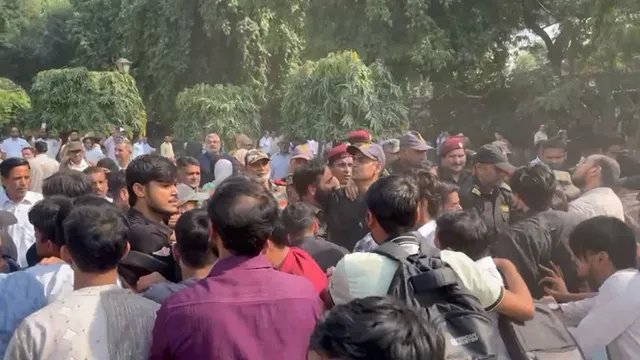 जामिया मिल्लिया इस्लामिया में छात्रों और गार्ड्स के बीच झड़प, स्टूडेंट यूनियन चुनाव की मांग पर प्रदर्शन