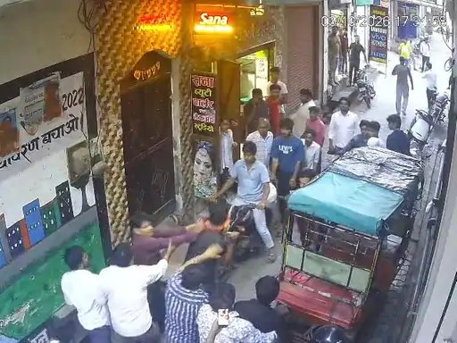 मुजफ्फरनगर में छात्रा को युवक के साथ देख परिजनों का हंगामा, सड़क पर मारपीट और बाइक में तोड़फोड़