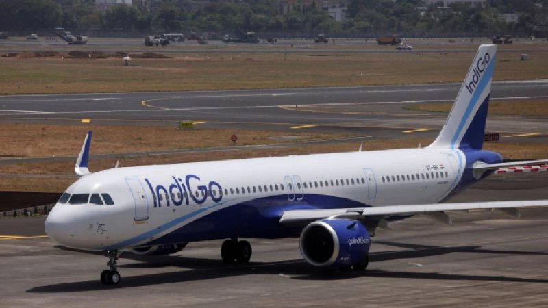 IndiGo ने बढ़ाया फ्यूल चार्ज, घरेलू और अंतरराष्ट्रीय उड़ानों का सफर होगा महंगा