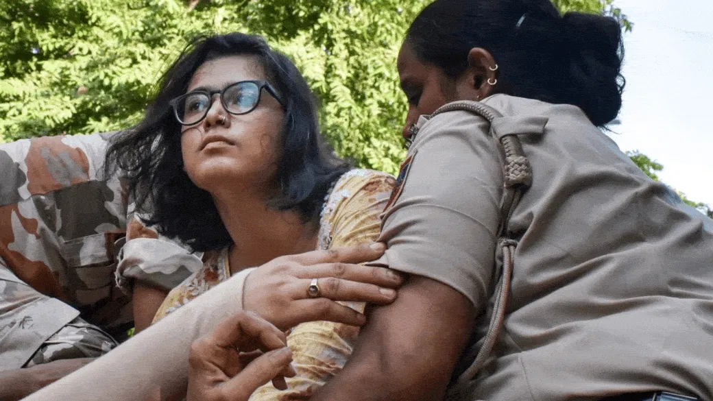 दिल्ली में प्रदर्शन के दौरान AISA अध्यक्ष नेहा बोरा हिरासत में, बाद में हुई रिहा