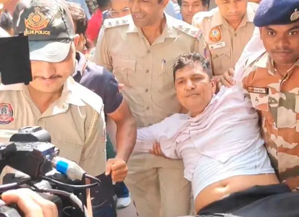 जंतर-मंतर पर CEC के खिलाफ प्रदर्शन, AAP नेताओं समेत 700 से अधिक हिरासत में
