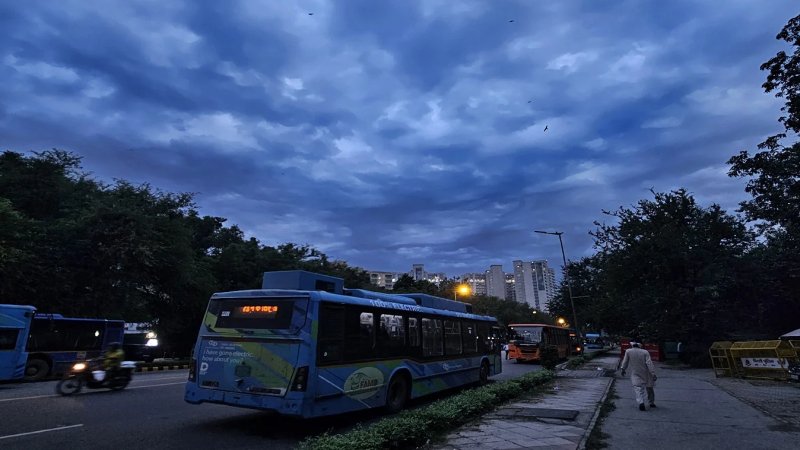 बारिश और तेज हवाएं भी नहीं दिला सकीं राहत, दिल्ली की हवा अब भी खराब; AQI 222 पर पहुंचा