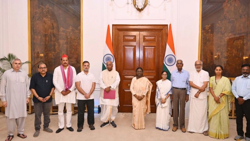 राष्ट्रपति मुर्मू से मिले विपक्षी नेता, बैलेट पेपर से चुनाव कराने की मांग उठाई