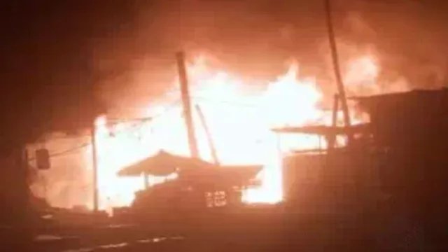पटना की खेमनीचक सब्जी मंडी में भीषण आग, 50 से ज्यादा दुकानें जलकर राख