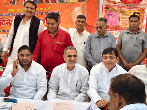 चरथावल में भाजपा के बूथ कार्यालय पहुंचे डॉ. संजीव बालियान, कार्यकर्ताओं से की चर्चा