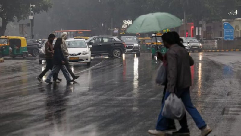 दिल्ली-NCR में बारिश और तेज हवाओं का अलर्ट, नोएडा में शुरू हुई बूंदाबांदी