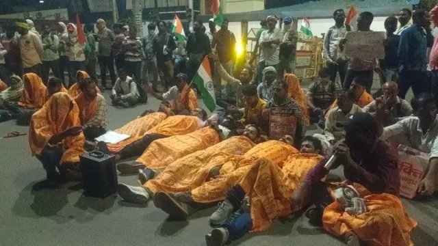TGT-PGT भर्ती अभ्यर्थियों का आंदोलन उग्र, कफन ओढ़कर किया चक्काजाम; आशुतोष पांडेय हिरासत में