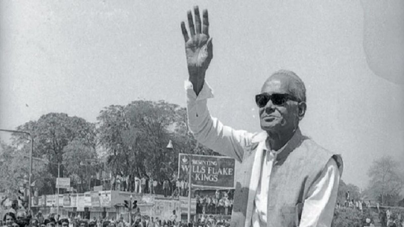 जयप्रकाश नारायण: जब एक आवाज पर सड़कों पर उतर आए हजारों छात्र, देश में गूंजा संपूर्ण क्रांति का नारा