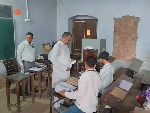 मुजफ्फरनगर में स्नातक-शिक्षक MLC चुनाव के लिए मतदान जारी, 56 बूथों पर डाले जा रहे वोट