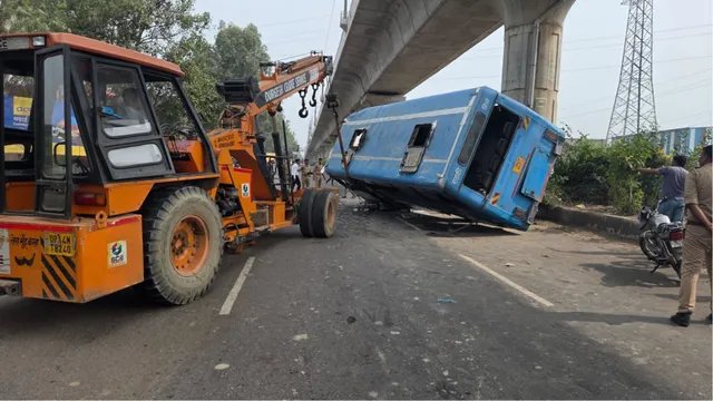 गाजियाबाद: गंगनहर पुल के पास डिवाइडर से टकराकर पलटी उत्तराखंड रोडवेज की बस, 14 यात्री घायल