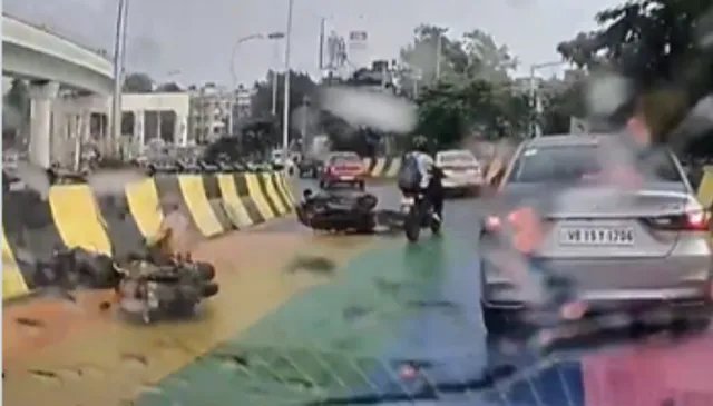 कोलकाता के चिंगरीघाटा फ्लाईओवर पर बारिश के बाद फिसलीं 3 बाइक, सड़क सुरक्षा पर उठे सवाल