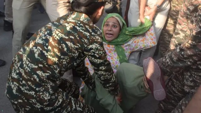 जामिया में प्रदर्शन के बीच तनाव बढ़ा, पुलिस ने गेट बंद कर चार लोगों को हिरासत में लिया