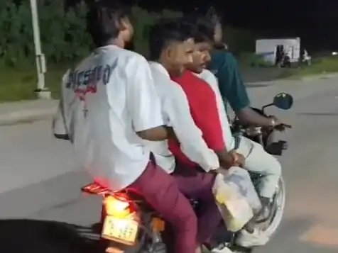 मुजफ्फरनगर में एक बाइक पर सवार मिले पांच युवक, वीडियो वायरल; पुलिस ने किया चालान