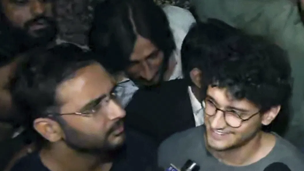 'लिखित माफीनामा और शपथ पत्र', सौरव दास और आशुतोष रांका को शर्तों पर मिली जमानत