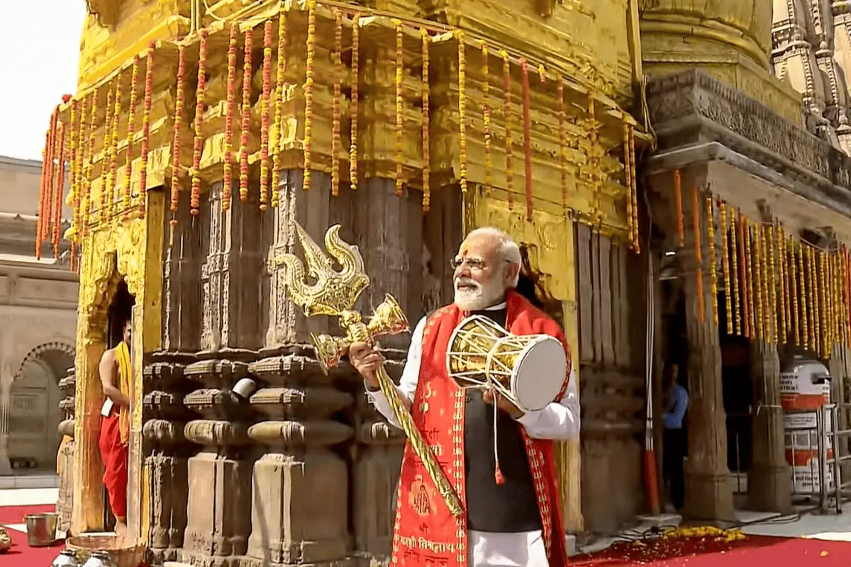 काशी में एयर शो के लिए पहुंचे PM मोदी, लोगों का किया अभिवादन, लगे ‘हर-हर महादेव’ के नारे