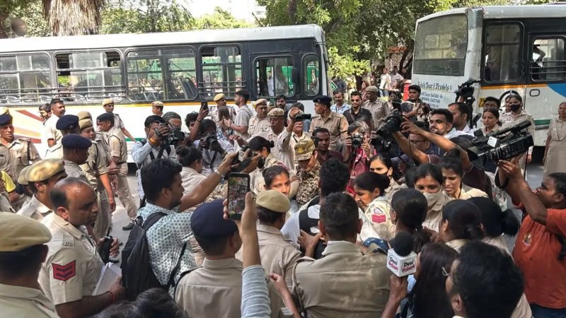 जंतर-मंतर प्रदर्शन: विट्ठल हाउस से आइसा का मार्च, योगेंद्र यादव-प्रशांत भूषण समेत कई हिरासत में