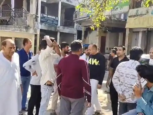 मुजफ्फरनगर के शिव चौक पर दुकानदारों के दो पक्षों में मारपीट, 11 लोग हिरासत में