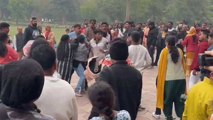ताजमहल में फोटो खिंचाने को लेकर विवाद, छात्रों और पर्यटकों के बीच मारपीट; वीडियो वायरल