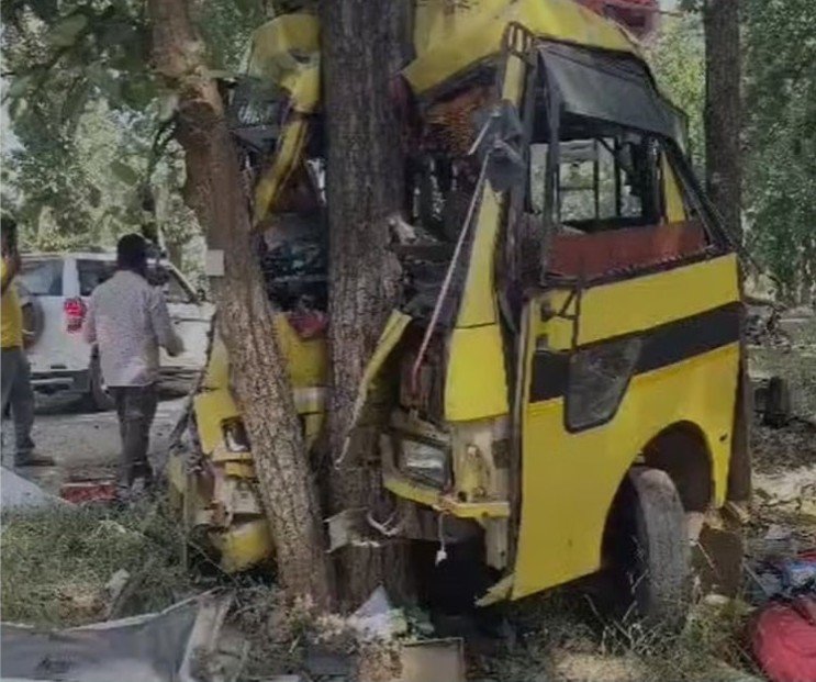 छत्तीसगढ़ में भीषण सड़क हादसा, बस पेड़ से टकराई; छह की मौत, 15 घायल