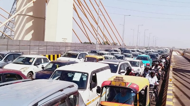 दिल्ली के बारापुला एलिवेटेड रोड फेज-3 पर भीषण जाम, 2.5 किमी तक लगी वाहनों की कतार