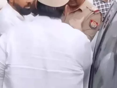 मुजफ्फरनगर में पुलिस की गाड़ी से आरोपी को निकाल ले गए लोग, VIDEO आया सामने