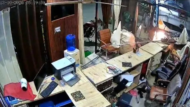 देहरादून: धर्मावाला चौक पर बेकाबू ट्रक साइबर कैफे में घुसा, दुकान क्षतिग्रस्त