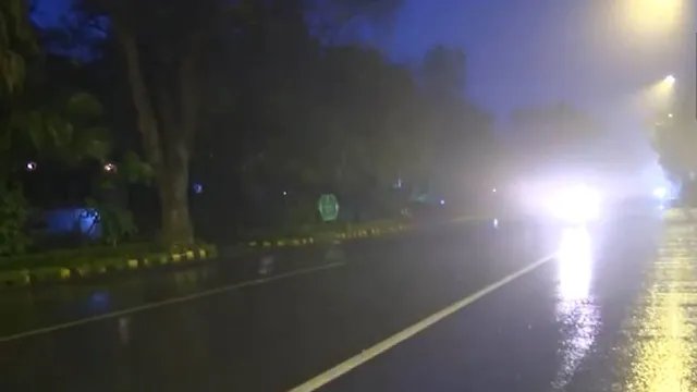 दिल्ली में गरज-चमक के साथ मूसलाधार बारिश, कालका मंदिर के पास मची अफरा-तफरी